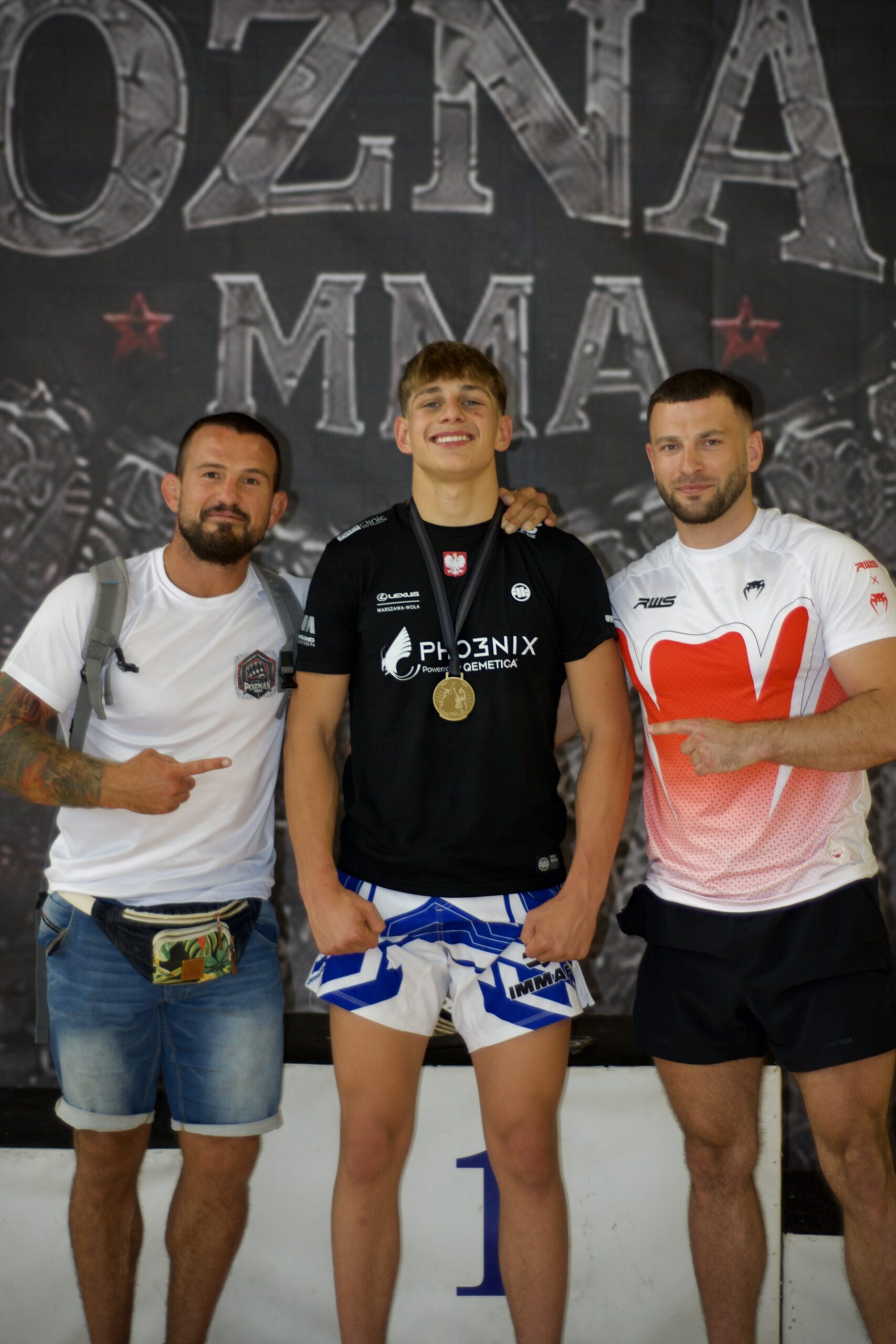 Kacper na podium z medalem i zespołem